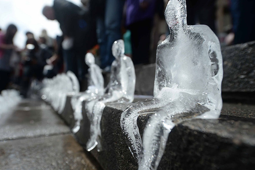 minimum-monument-ice-sculptures-first-world-war-commemoration-nele-azevedo-3.jpg
