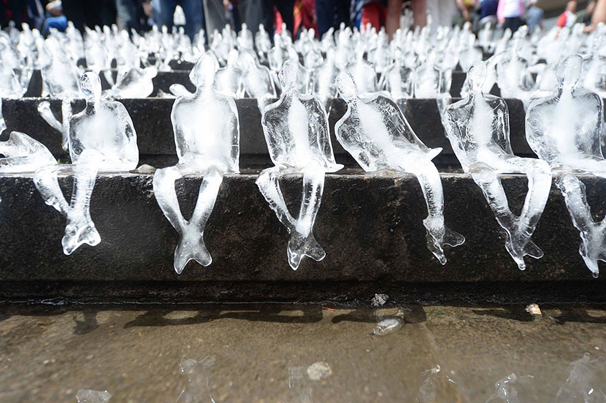 minimum-monument-ice-sculptures-first-world-war-commemoration-nele-azevedo-5.jpg