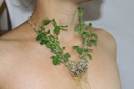 mischertraxler_scientific-nature-of-jewellry-growing-necklace.jpg