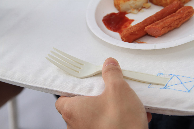 napkin-portable-dining-table-for-two-designboom-01.jpg