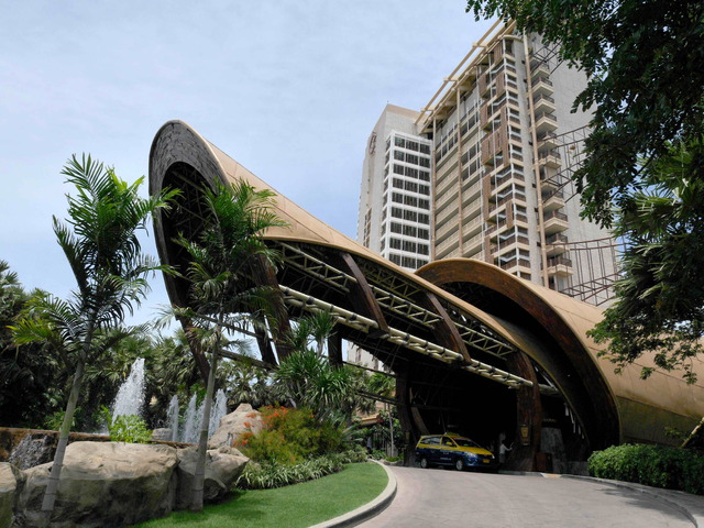 Centara Grand Mirage Beach Resort Pattaya (North Pattaya), Entrance  (Egy luxushotel, gyönyörű kerttel - Észak Pattaján. A fotón a bejárat látható)