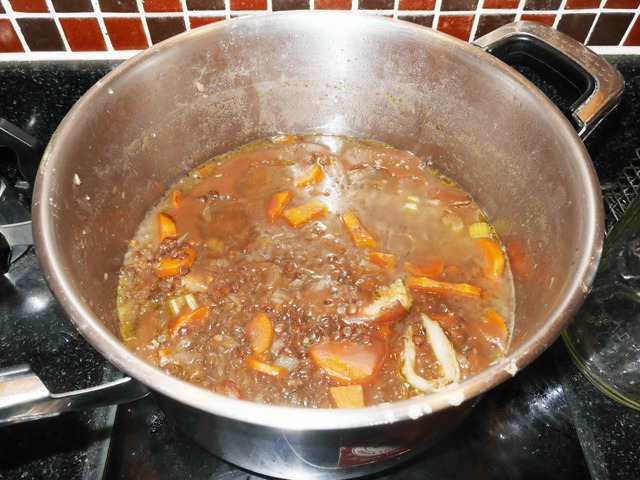 Lencse főzelék - ha húst is rakunk bele, akkor 'Lencse egytálétel' (Thick Lentil Soup or Lentil Casserole)