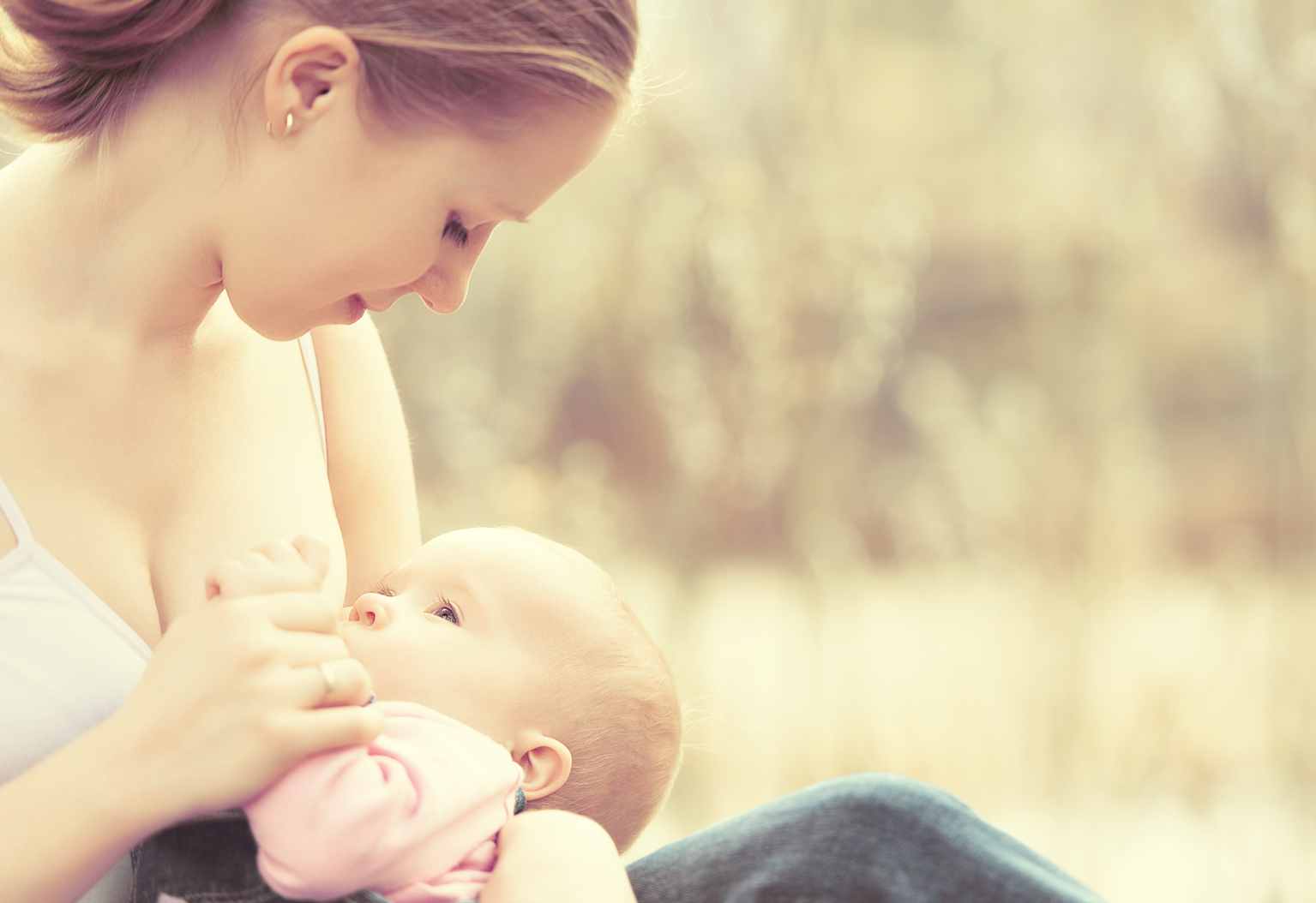 breastfeeding-outdoors_kicsi.jpg
