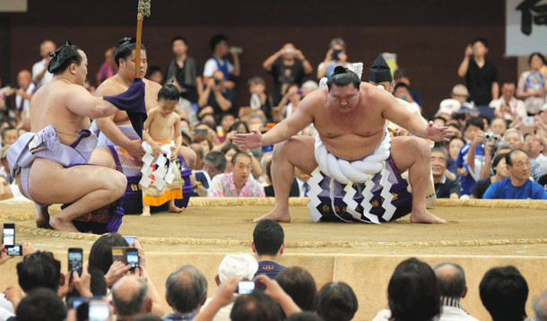 20170815-hakuho-dohyo-iri.jpg