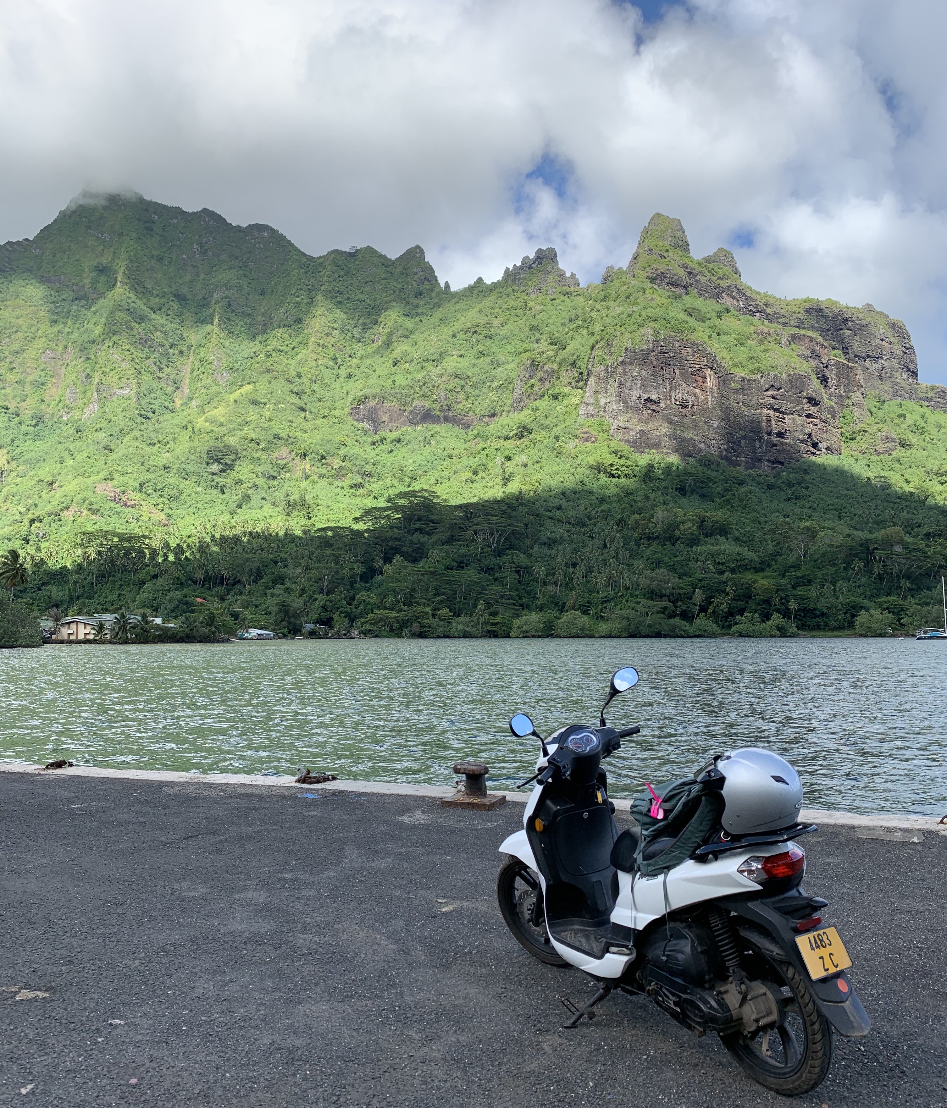 Kismotorral könnyen bejárható a sziget - egy része (Captain Cook bay, Moorea)