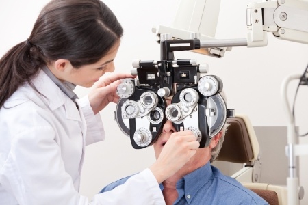 különbség az optometrista és a szemész között)