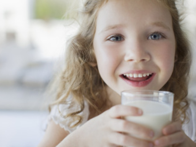 A tej és tejhelyettesítő gyerekitalok szerepe gyermekünk étrendjében