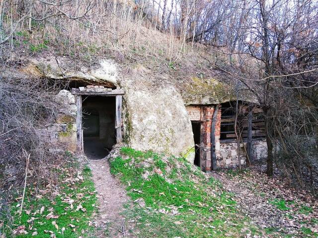 Barlanglakások, Cserépváralja