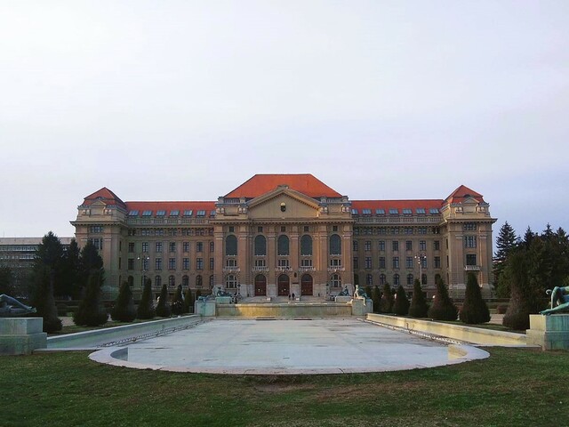 A Debreceni Egyetem főépülete, Debrecen
