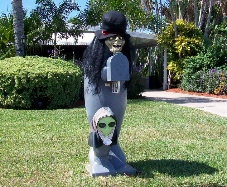 demon-alien-mailbox.jpg