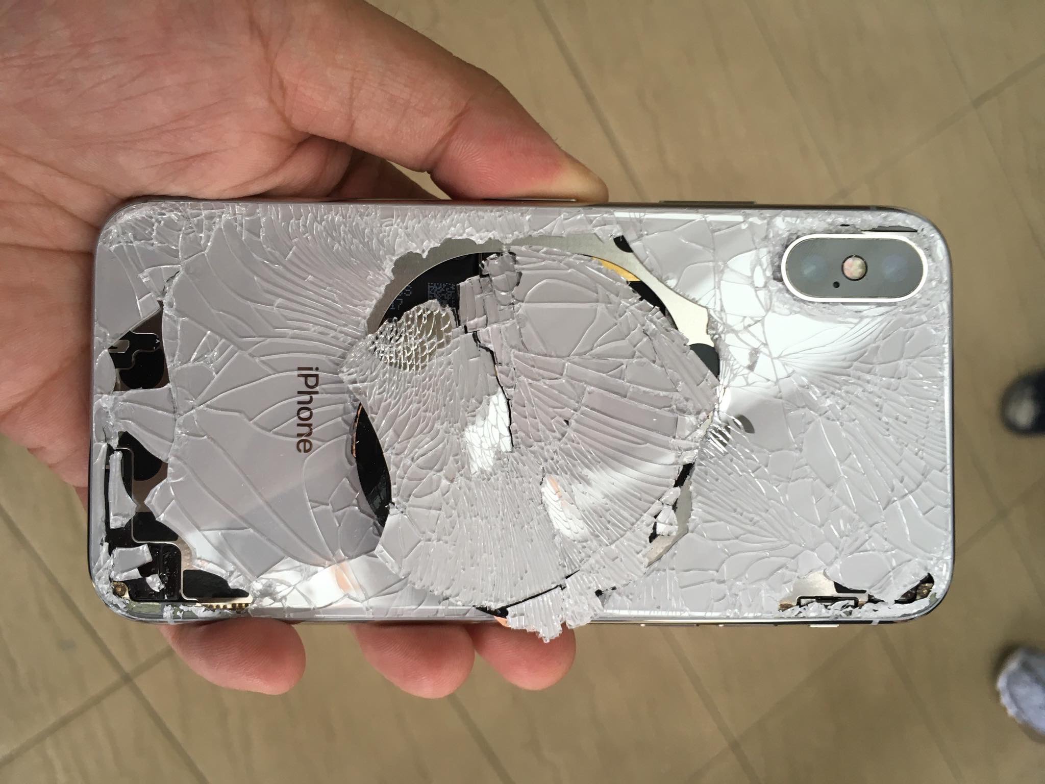 iphone-x-rear-glass-shattered-003_7f92.jpg
