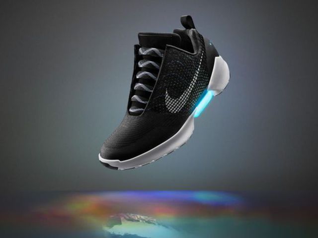 Még idén érkezik az önfűzős Nike cipő!
