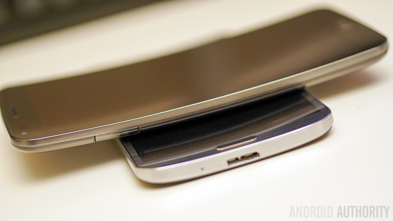 LG-G-Flex-vs-Samsung-Galaxy-Round-Quick-Look-Hands-on-AA-3-of-11.jpg