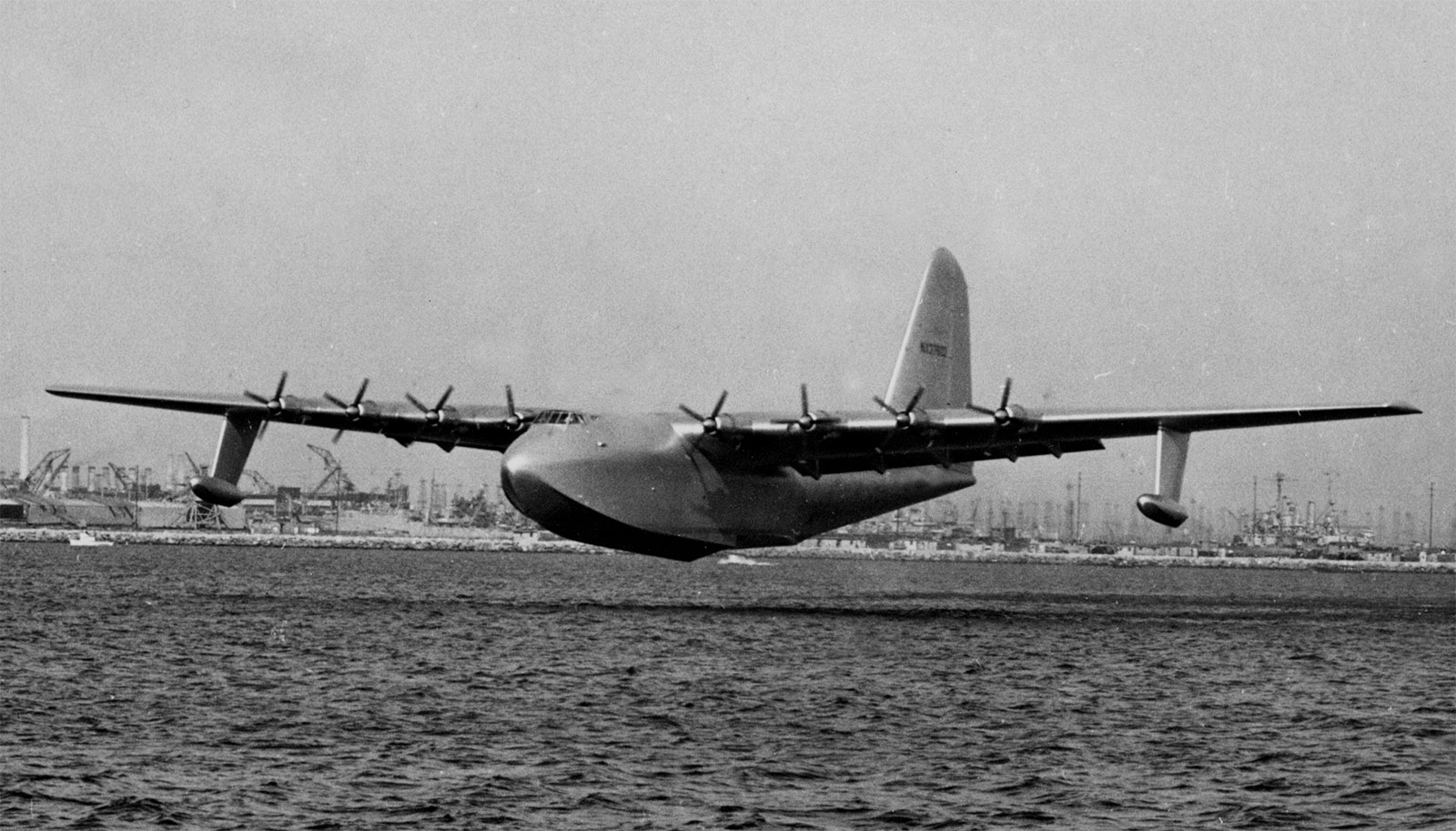 Hughes-H-4-Hercules-Spruce-Goose-In-Flight.jpg