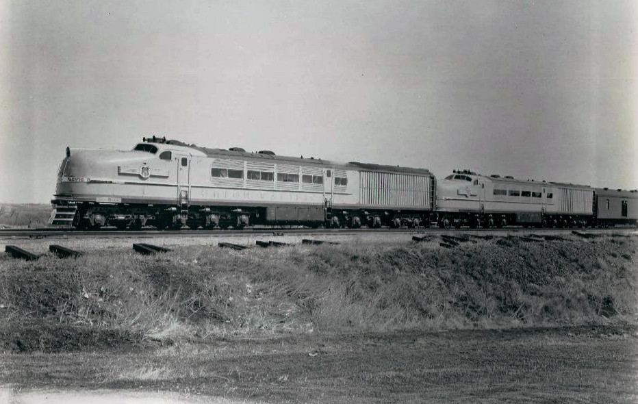 Union_Pacific_experimental_steam_turbine_engines_1939.JPG