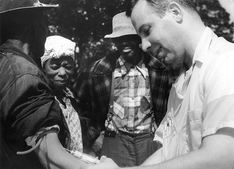 800px-tuskegee-syphilis-study_doctor-injecting-subject.jpg