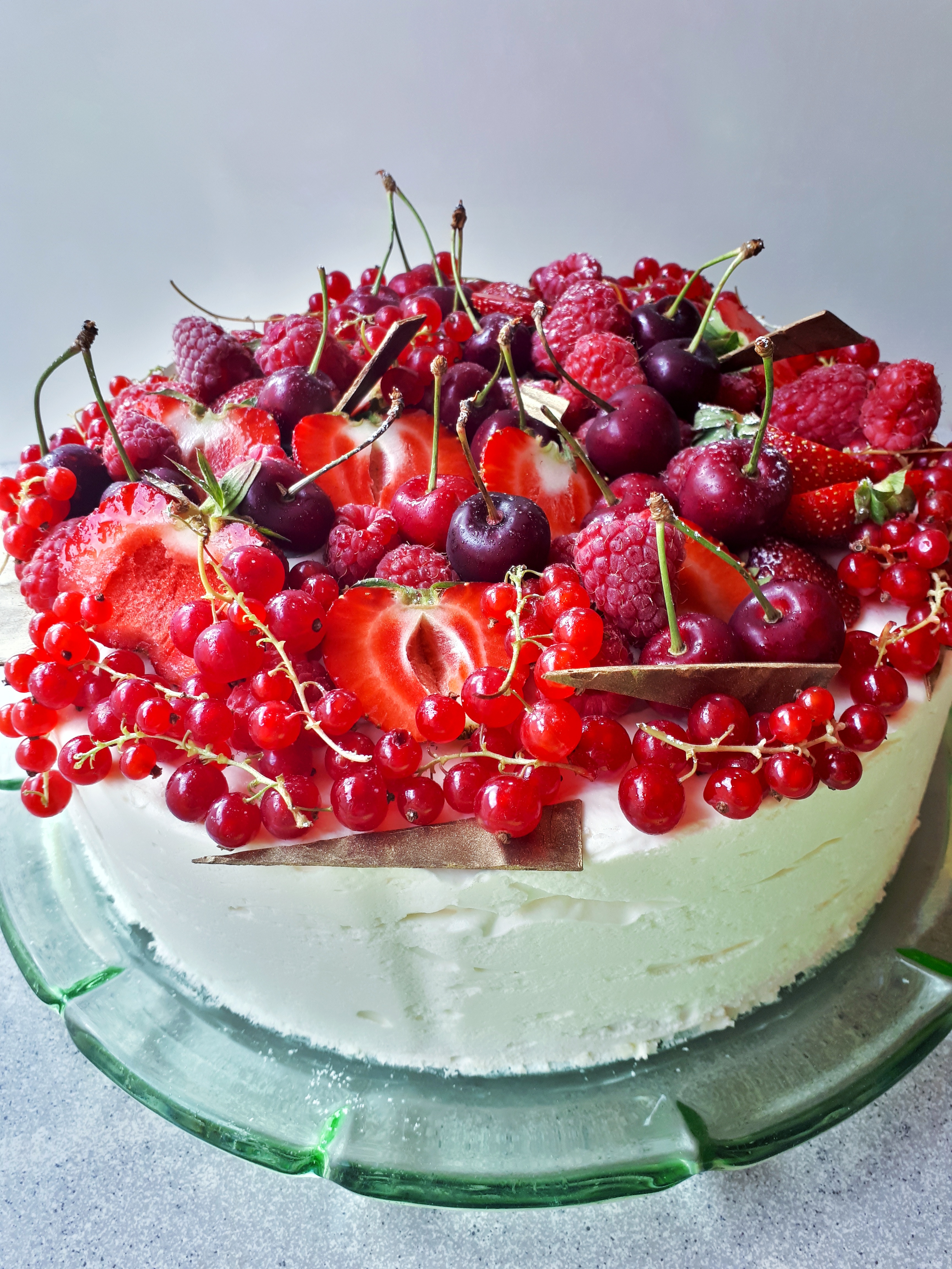 Fehércsoki mousse torta eperzselével és bogyós gyümölcsökkel