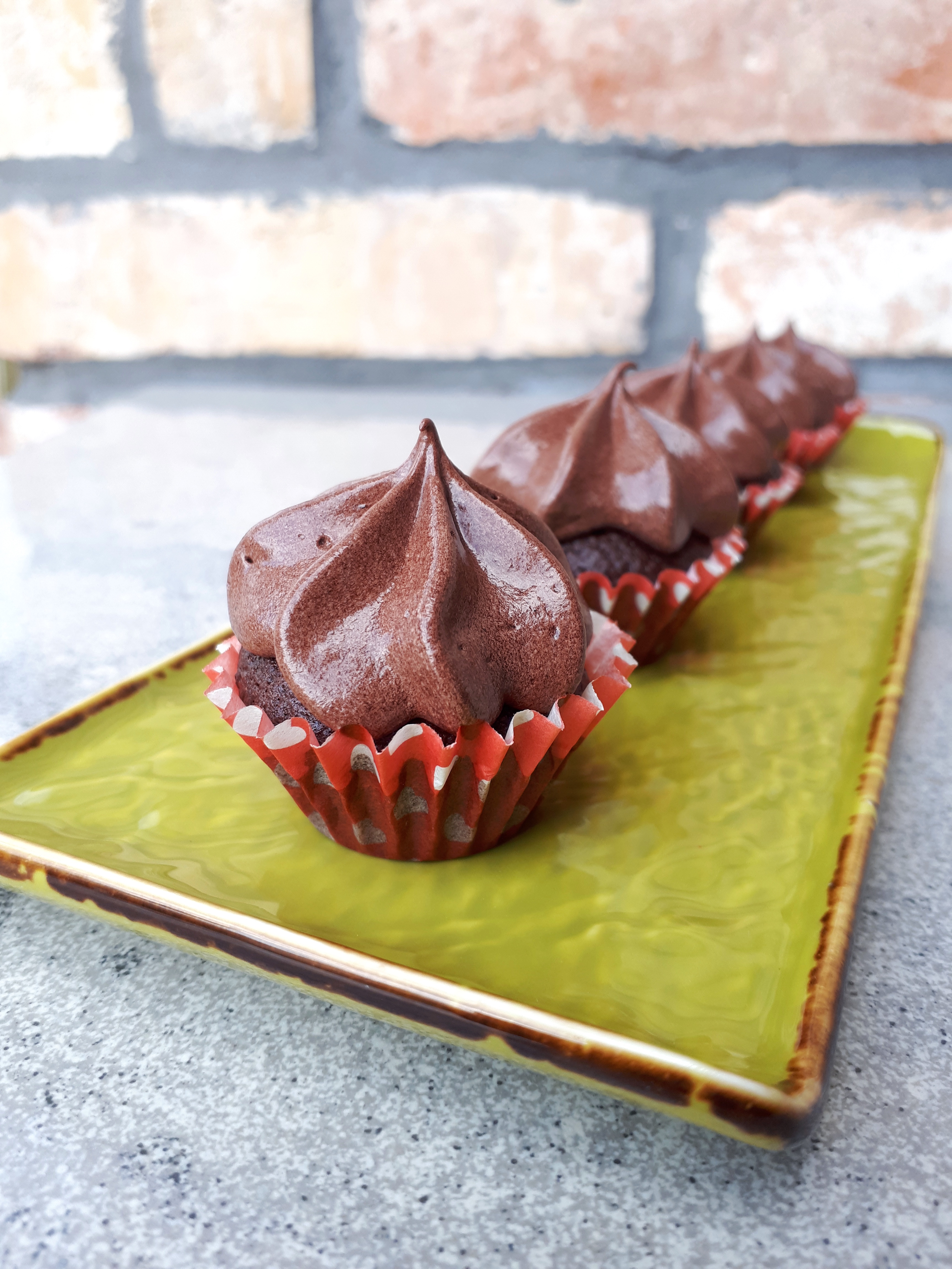 Mini csokis cupcake - vegán krémmel