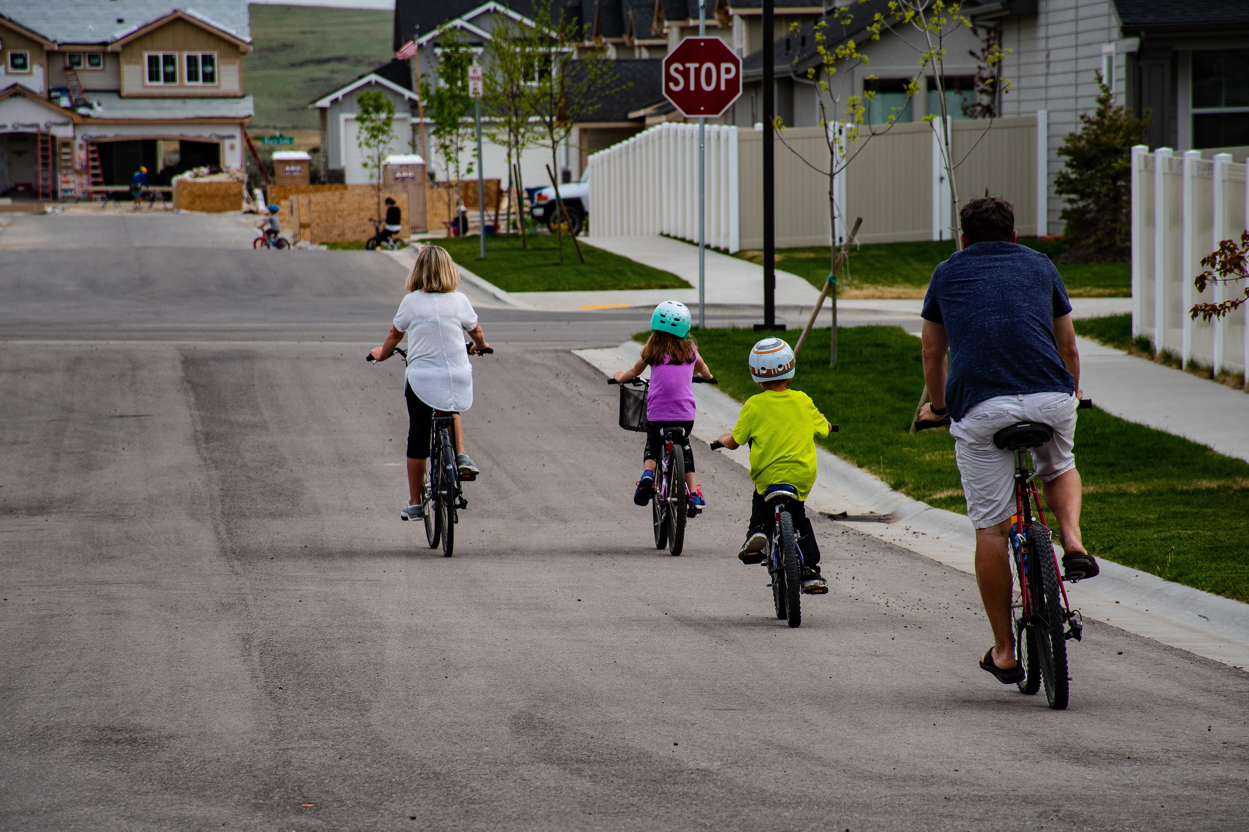 family-riding-on-bicycle-1073133.jpg