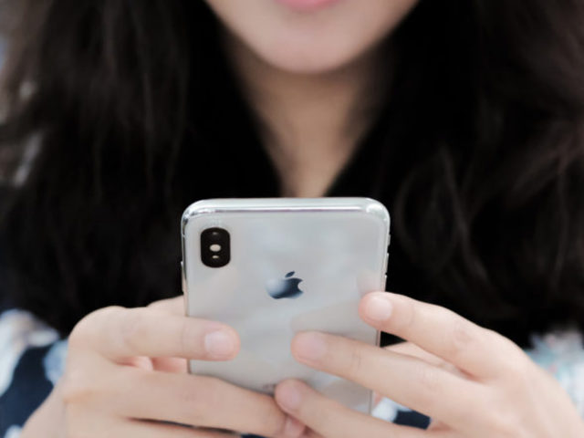 Az Apple vezeti a prémium áras telefonok online eladásait