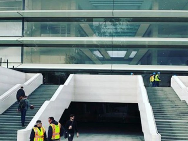 Gyönyörű, de nem tökéletes: belefejelnek az üvegfalakba az Apple Park dolgozói