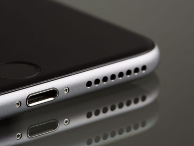 Vákummal tenné biztonságosabbá az Apple az iPhone töltését