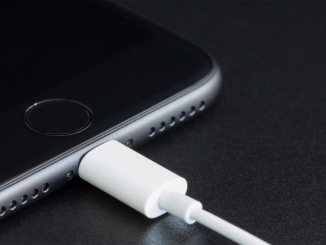 Ne csodálkozz, ha mostantól néha nem tölt majd az iPhone-od