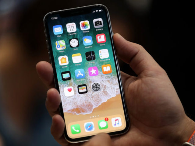 Gurman: saját, fejlettebb kijelzőn dolgozik az Apple