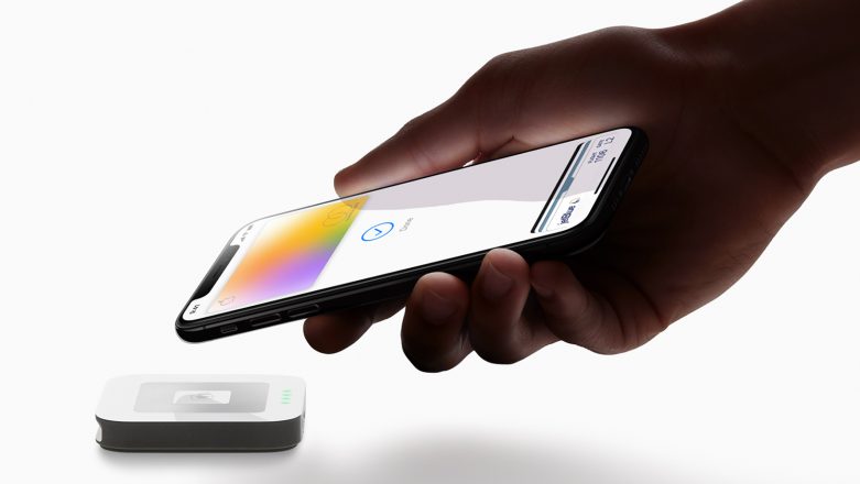 apple-card_hand-iphonexs-payment_032519-781x440.jpg