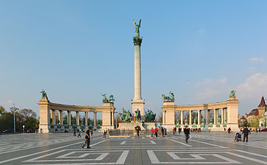 375px-heroes_square_budapest_2010_01.jpg