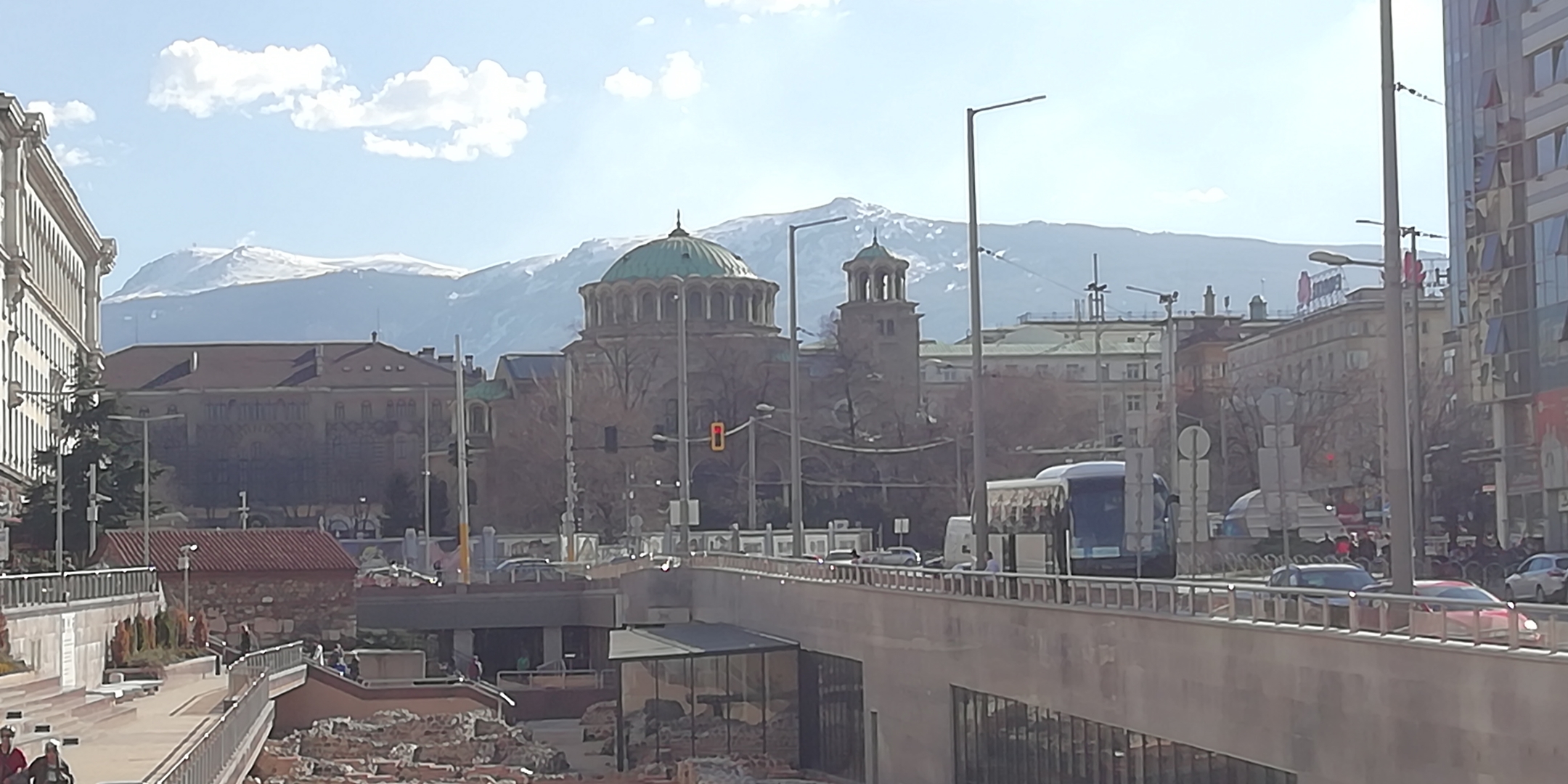 Feltárás, háttérben a Szt. Nedelja és a hófödte Vitosha