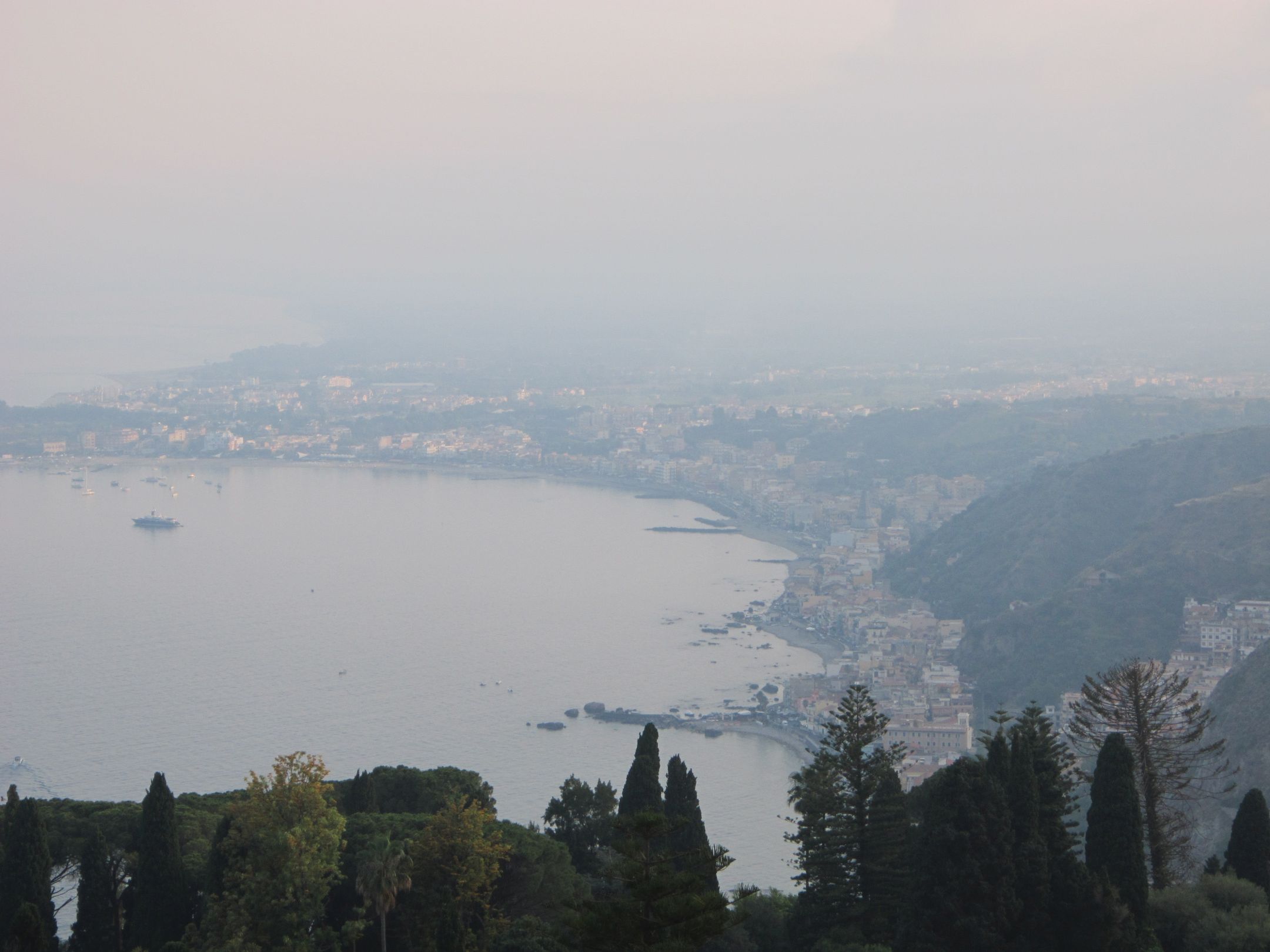 kilátás a Taormina-öbölre