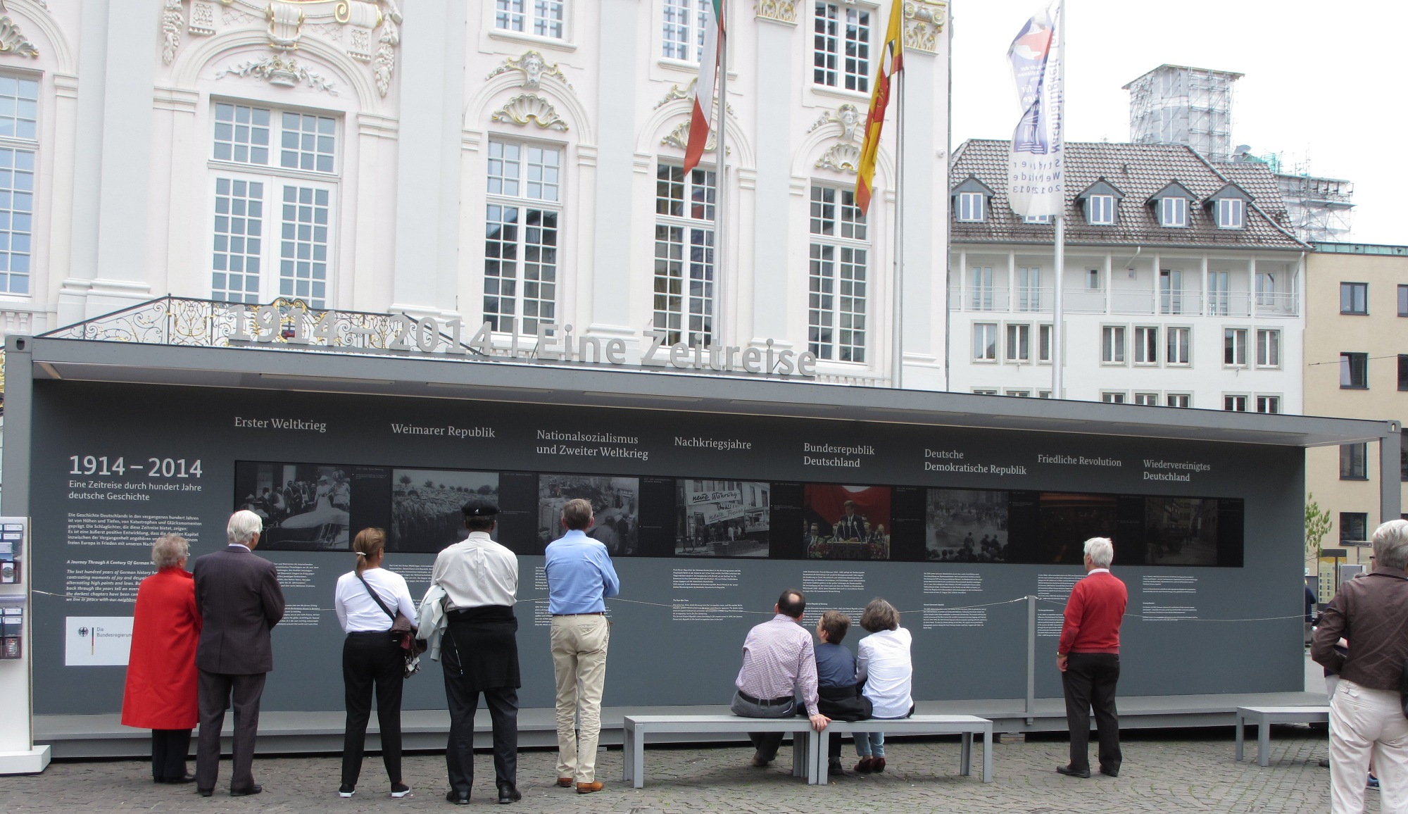 Időutazás a német történelem 100 évéből. Szabadtéri kiállítás-szerűség videókkal a régi városháza előtt, az I. Világháborútól egészen Németország újraegyesítéséig.