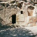 Milyen volt a Jézus sírját lezáró kő?