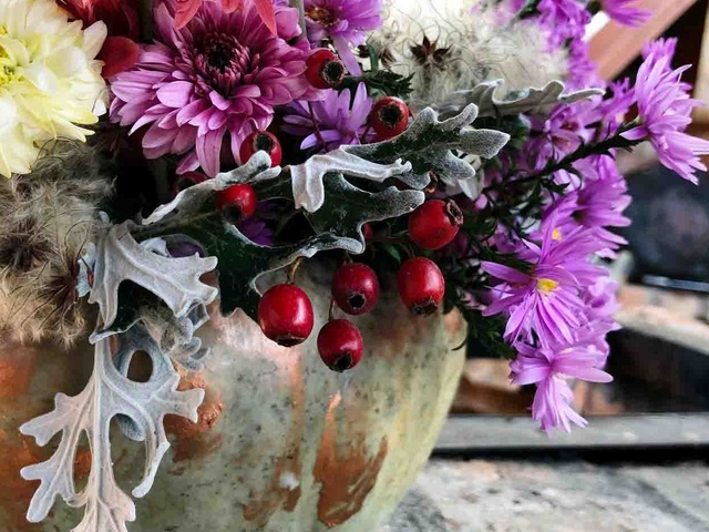 Sütőtök váza kintre, bentre az ősz színeivel