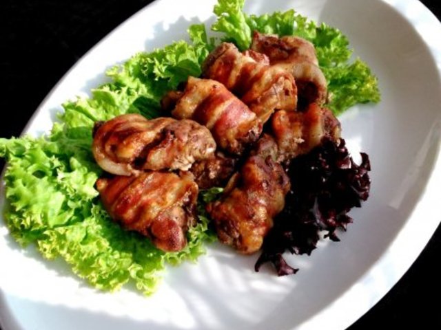 Bacon-be göngyölt csirkemáj falatkák - egyszerű, gyors és fenomenális