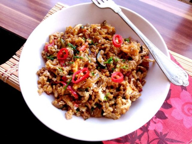 Sült rizs pirított zöldségekkel, keleti módra