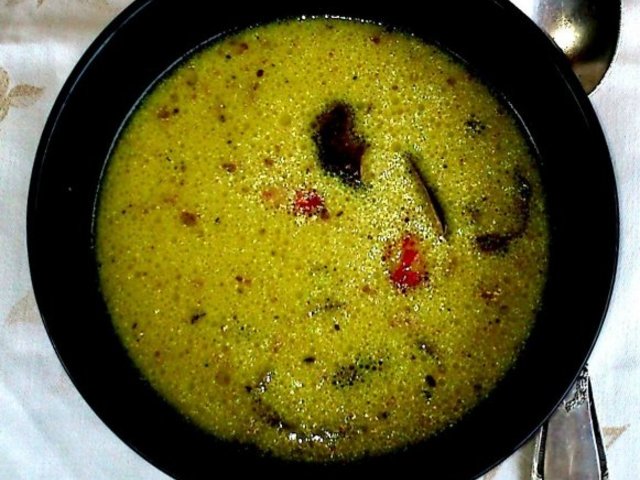 Curry és lilahagyma