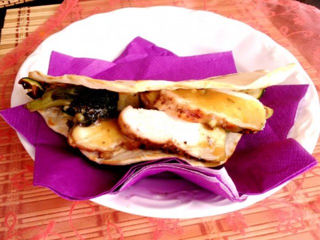 Grillezett taco zöldségekkel, mézes-mustáros csirkemellel