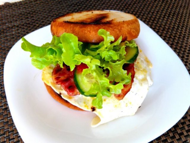 Ropogós reggeli szendvics tojással, bacon-nel