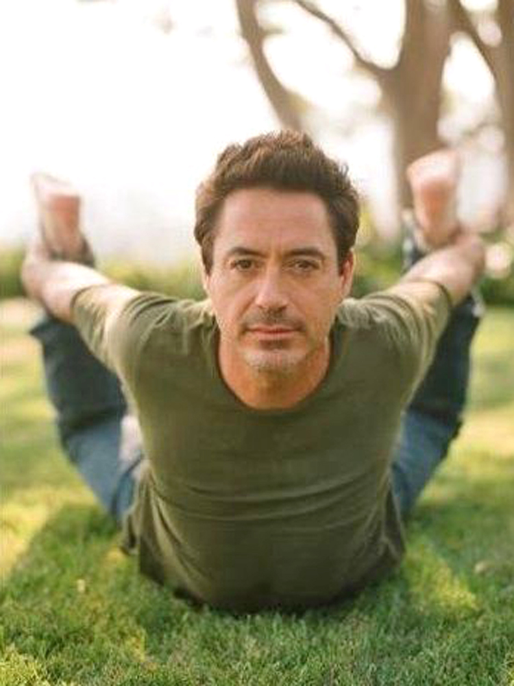 famous-celebrity-yoga-robert-downey-jr-american-hollywood-actor-20.jpg