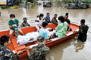 Bangkokba tart az árvíz