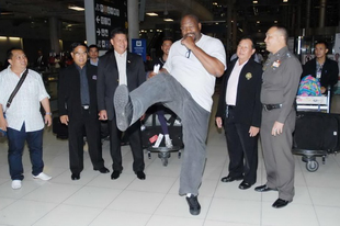 Riddick Bowe rögtön padlót fogott a thai bokszban