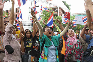 Kambodzsával háborúznának a sárga ingesek