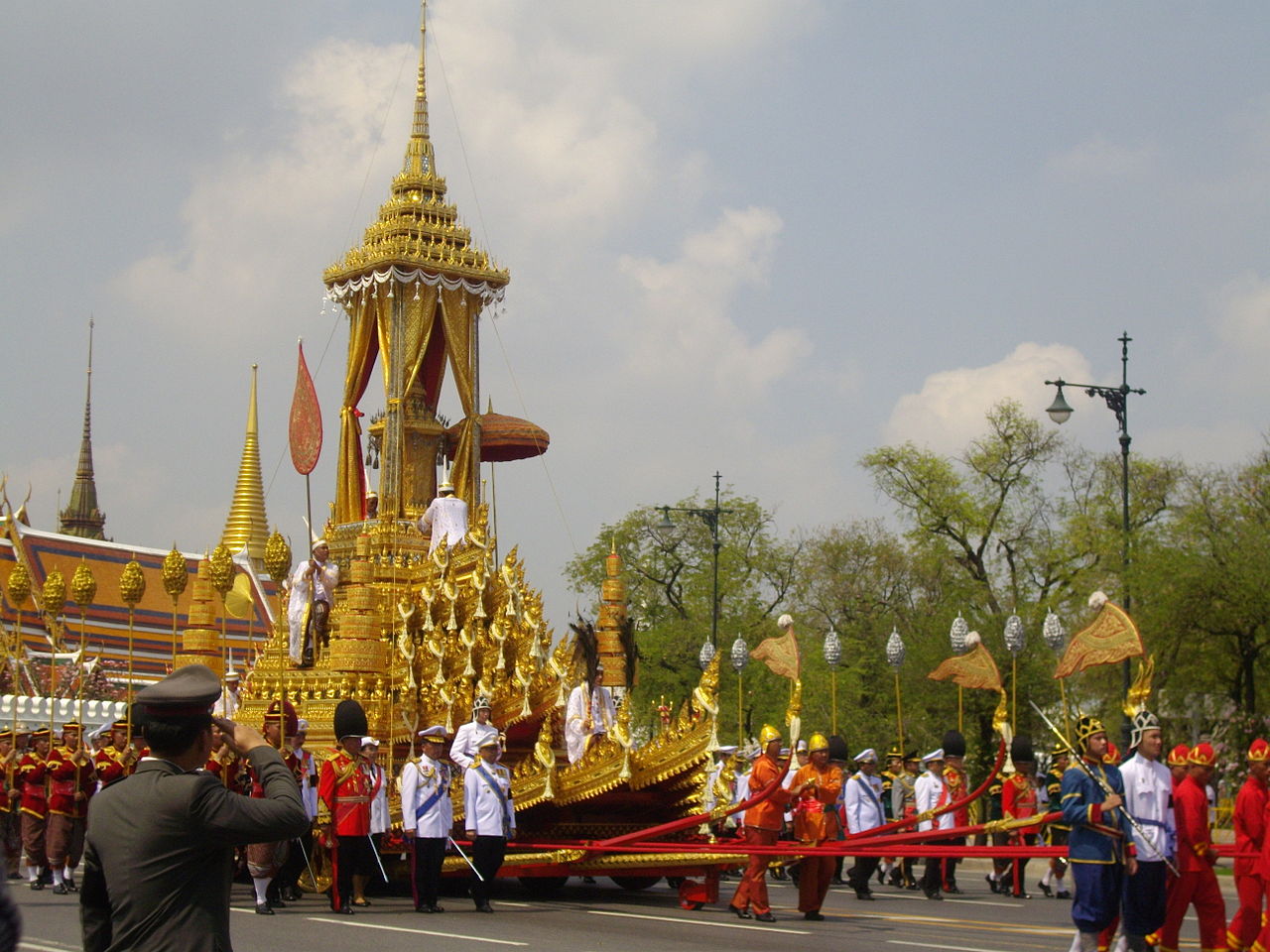 1280px-phra_maha_phichai_ratcharot_carried_bejaratana_rajasuda_s_royal_urn_1.JPG