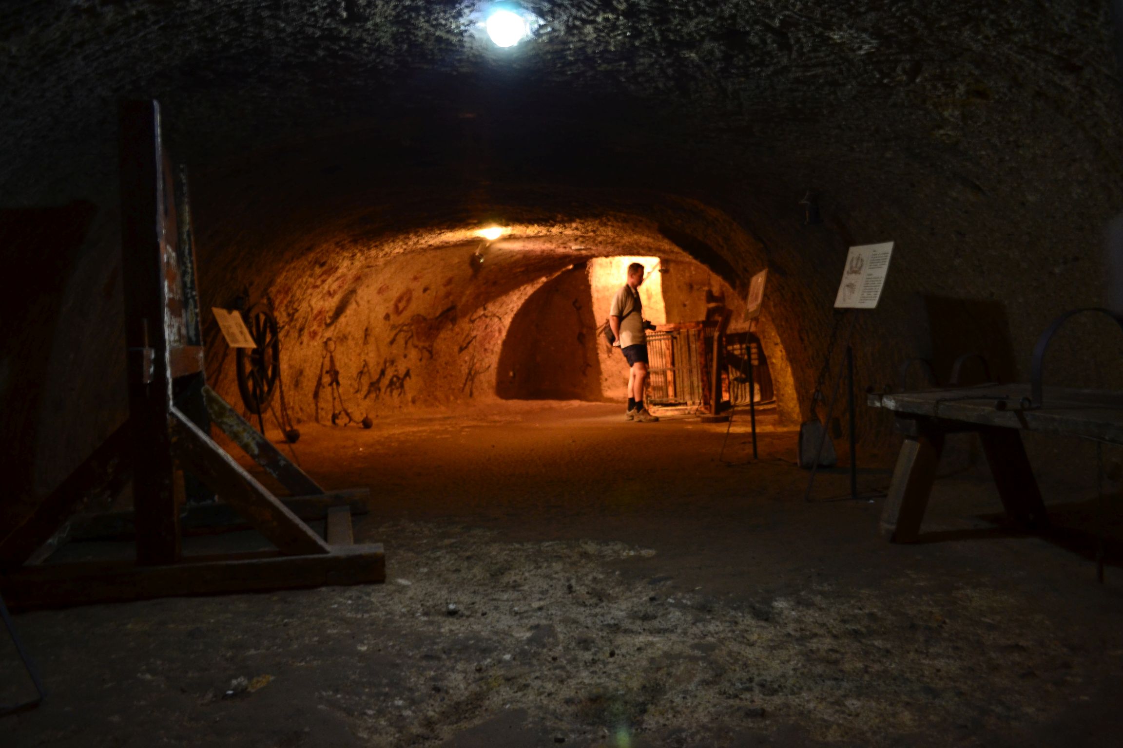 Az alagsorban egy kovácsműhely és egy börtön kapott helyet