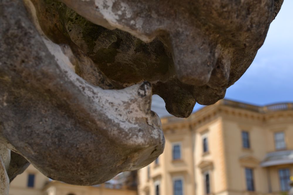 Bent római művészeteket idéző márványszobrok, kint reneszánsz kőszobrok