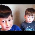 Video: Junge zieht seinem Bruder versehentlich lockeren Milchzahn.