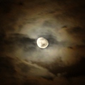 A Hold körül