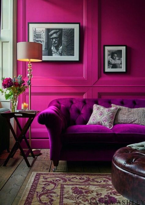 A fal és a kanapé is rózsaszín. Bohém, fülledt hatást kelt.